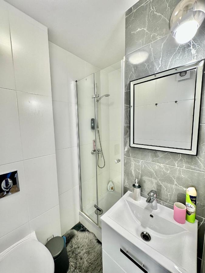 Platinum Metro X2 Wifi 350 Mbs Netflix Hbo Appletv Apartment Warsaw Luaran gambar
