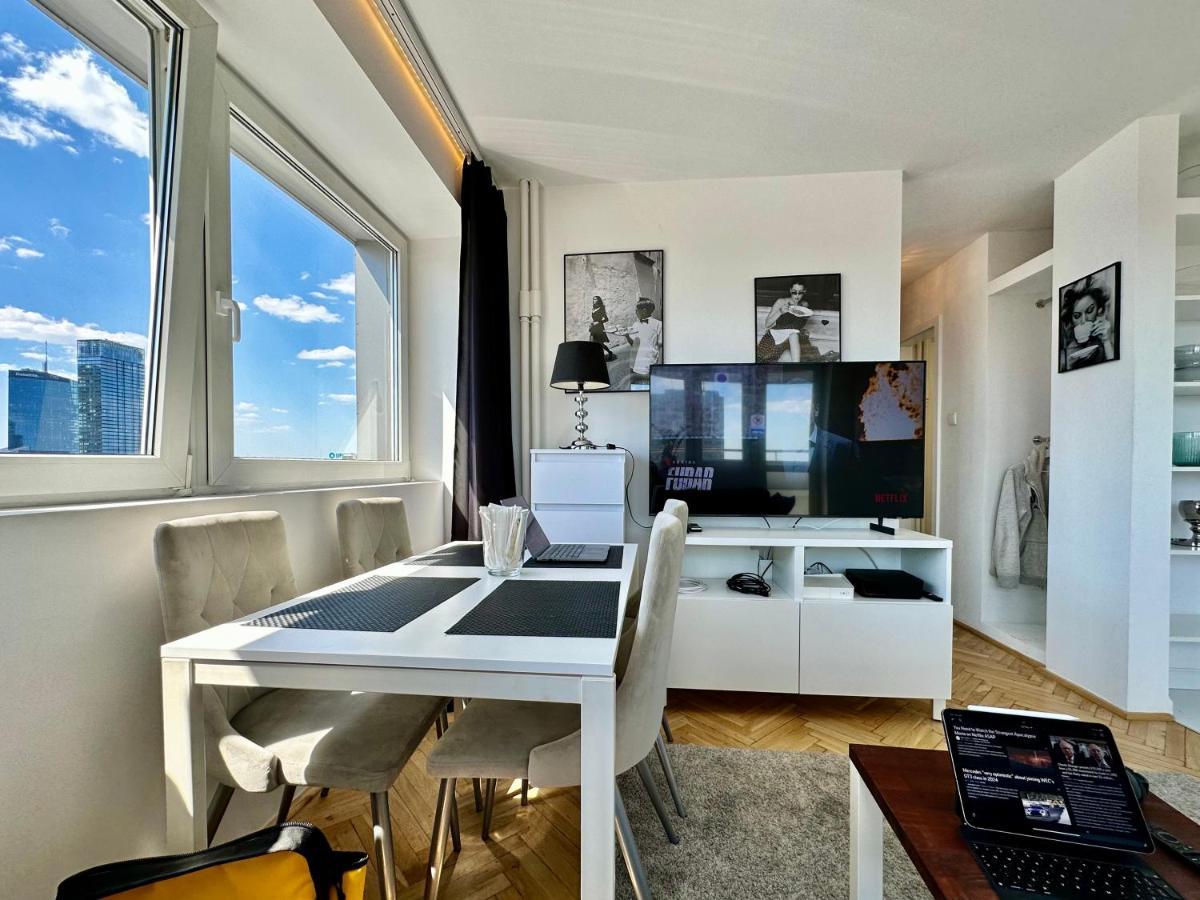 Platinum Metro X2 Wifi 350 Mbs Netflix Hbo Appletv Apartment Warsaw Luaran gambar
